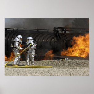 Feuerwehrmänner neutralisieren ein Livefeuer Poster