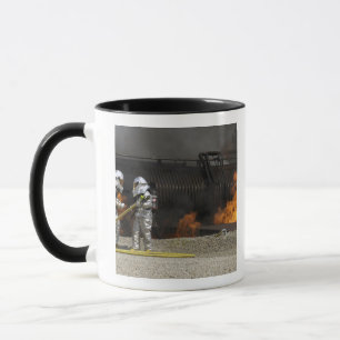 Feuerwehrmänner neutralisieren ein Livefeuer Tasse