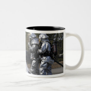 Feuerwehrmänner reagieren auf die Szene Zweifarbige Tasse