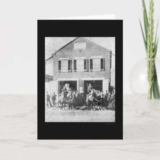 Feuerwehrmänner und Ausrüstung vor Firehouse 1912 Karte (Vorderseite)