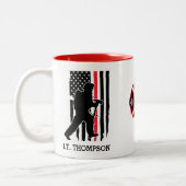 Feuerwehrmarkenschild mit roter Linie Personalisie Zweifarbige Tasse (Links)