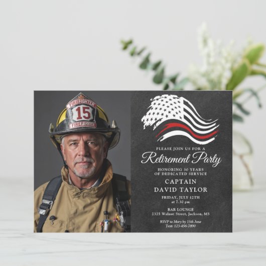 Feuerwehrruhestand Party Thin Red Line Foto Einladung (Stehend Vorderseite)