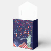 Feuerwerk Amerikanische Unabhängigkeitstag mit der Geschenkschachtel (Geöffnet)