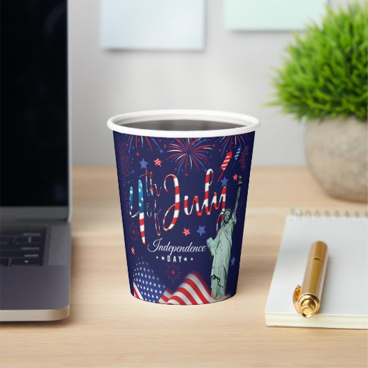 Feuerwerk Amerikanische Unabhängigkeitstag mit der Pappbecher (InSitu)