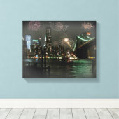 Feuerwerk über der Brooklyn-Brücke Leinwanddruck (Insitu (Holzboden))