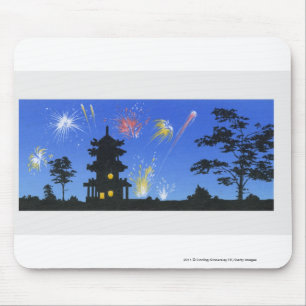 Feuerwerkanzeige und Silhouette der Pagode Mousepad