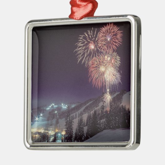 Feuerwerke am großen Höhenkurort in der Maräne, Silbernes Ornament (Links)