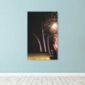 Feuerwerke erhellen das Memorial der Luftstreitkrä Leinwanddruck (Insitu (Holzboden))