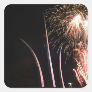 Feuerwerke erhellen das Memorial der Luftstreitkrä Quadratischer Aufkleber