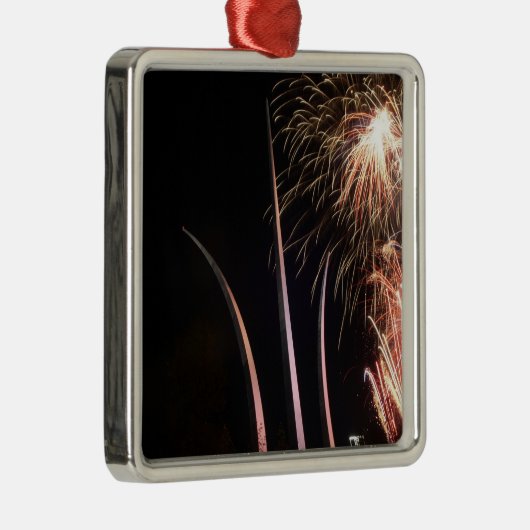 Feuerwerke erhellen das Memorial der Luftstreitkrä Silbernes Ornament (Rechts)