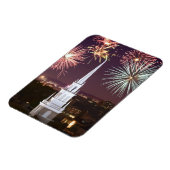 Feuerwerke über der Bostoner Sehenswürdigkeit Magnet (Linke Seite)