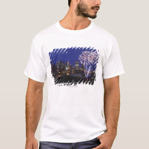 Feuerwerke über der Stadt T-Shirt
