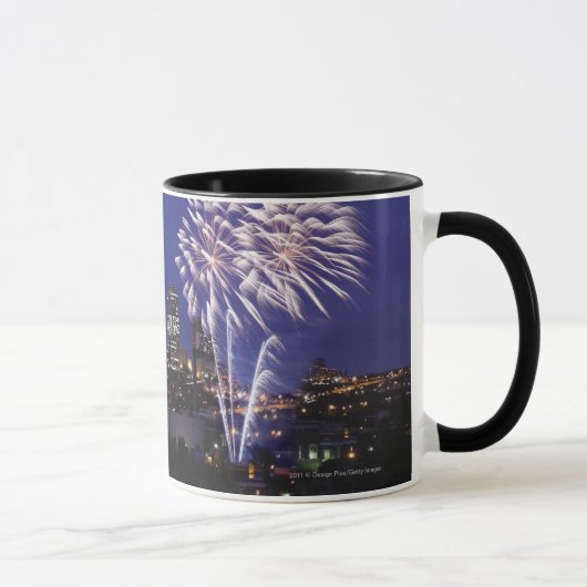 Feuerwerke über der Stadt Tasse (Rechts)