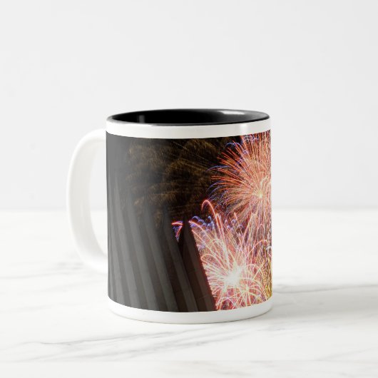 Feuerwerksexplosion Zweifarbige Tasse (Vorderseite Links)