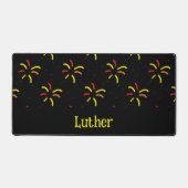 Feuerwerkskörper auf schwarz schreibtischunterlage (Vorderseite)