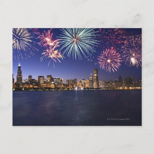 Feuerwerkskörper über der Skyline von Chicago 2 Postkarte (Vorderseite)