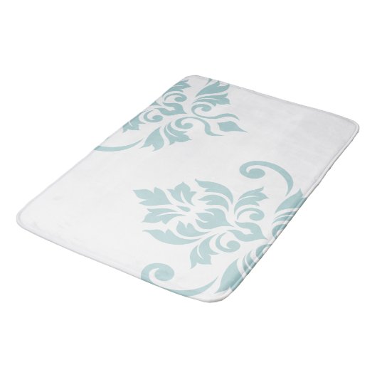 Feuille Damask Art I Duck Egg Blue on White Badematte (Schrägansicht)