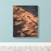 Feurige Silhouette eines einsamen Pferdes beim Son Leinwanddruck (Insitu (Holzboden))