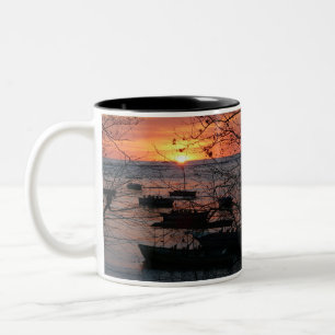 Feuriger costa-ricanischer Sonnenuntergang in Tama Zweifarbige Tasse