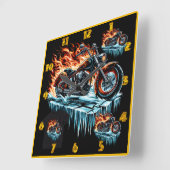 Feuriges Motorrad auf gefrorener Oberfläche bei Dä Quadratische Wanduhr (Winkel)