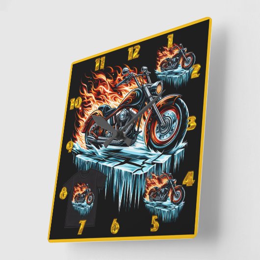 Feuriges Motorrad auf gefrorener Oberfläche bei Dä Quadratische Wanduhr (Winkel)