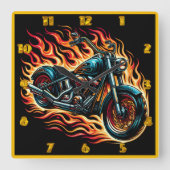 Feuriges Motorrad, das bei Sonnenuntergang durch F Quadratische Wanduhr (Vorderseite)