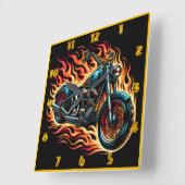 Feuriges Motorrad, das bei Sonnenuntergang durch F Quadratische Wanduhr (Winkel)