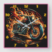 Feuriges Motorrad, das in einer strahlenden Nacht Quadratische Wanduhr (Vorderseite)