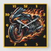 Feuriges Motorrad durch die Nacht Quadratische Wanduhr (Vorderseite)
