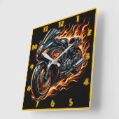 Feuriges Motorrad durch die Nacht Quadratische Wanduhr (Winkel)