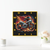 Feuriges Motorrad mit Flügeln, die durch Flammen r Quadratische Wanduhr (Zuhause)