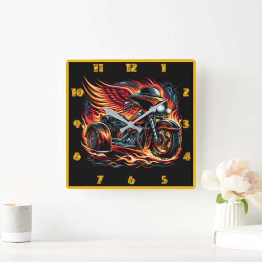 Feuriges Motorrad mit Flügeln, die durch Flammen r Quadratische Wanduhr (Zuhause)