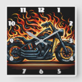 Feuriges Motorrad vor dunklem Hintergrund Quadratische Wanduhr (Vorderseite)