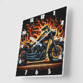 Feuriges Motorrad vor dunklem Hintergrund Quadratische Wanduhr (Winkel)