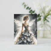 Fey in einem Modekleid aus Zeitungen Postkarte (Stehend Vorderseite)