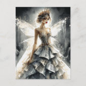 Fey in einem Modekleid aus Zeitungen Postkarte (Vorderseite)