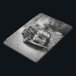 FIAT 500 Auto in Schwarz-Weiß iPad Pro Cover<br><div class="desc">ein Vintages altes kleines FIAT 500 Auto in einer Straße in einer italienischen Stadt in stilvollem Schwarz-Weiß.</div>