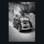 FIAT 500 Auto in schwarz-weiß Poster<br><div class="desc">Plakatdruck eines Vintagen alten kleinen FIAT 500 Autos in einer Straße in einer Stadt in Italien in stilvollem Schwarz-Weiß.</div>
