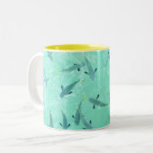 Fidschi-Fische schwimmen in klarem blauem Wasser Zweifarbige Tasse (Vorderseite Links)