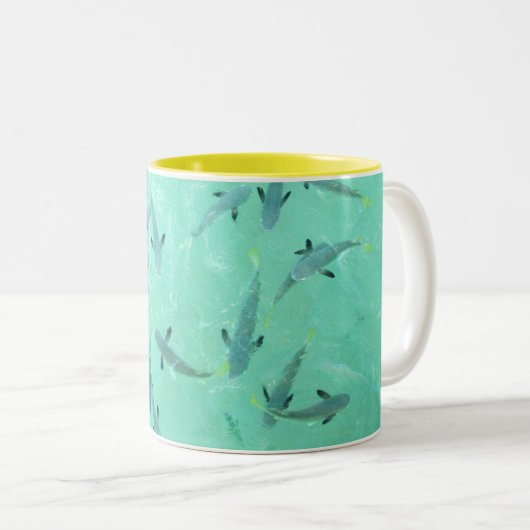 Fidschi-Fische schwimmen in klarem blauem Wasser Zweifarbige Tasse (VorderseiteRechts)