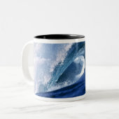 Fidschi-Inseln, Tavarua, Cloudbreak. Eine Welle Zweifarbige Tasse (Vorderseite Links)