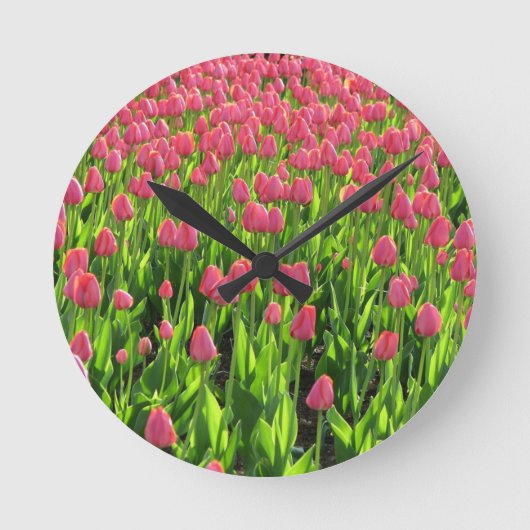 Field of Pink Tulips Runde Wanduhr (Vorderseite)