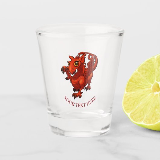 Fierce aber Niedlich Baby Welsh Red Dragon Cartoon Schnapsglas (Vorderseite)