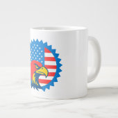 Fierce Bald Eagle über die US-Flagge Jumbo-Tasse (Vorderseite Rechts)