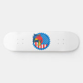 Fierce Bald Eagle über die US-Flagge Skateboard (Horizontal)