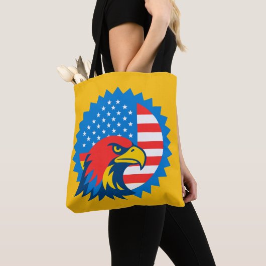 Fierce Bald Eagle über die US-Flagge Tasche (Von Nahem)