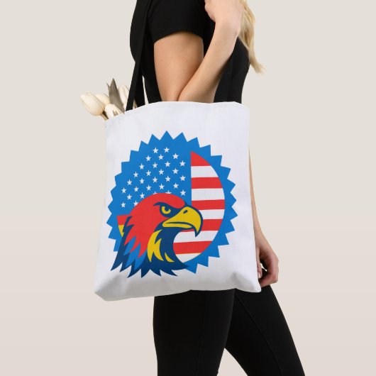 Fierce Bald Eagle über die US-Flagge Tasche (Von Nahem)