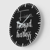 Fierce, fokussiert, furchtlos - Hustel, Fitness, E Große Wanduhr (Winkel)