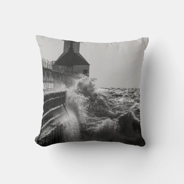 Fierce Waves bei St Joseph Grayscale Kissen (Vorderseite)
