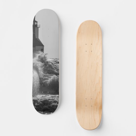 Fierce Waves bei St Joseph Grayscale Skateboard (Vorderseite)